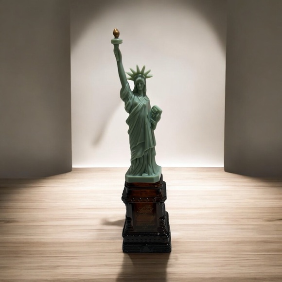 Figure- Statue of Liberty on the Cover of An Empty American Cream Liqueur Bottle - Picture 9 of 13